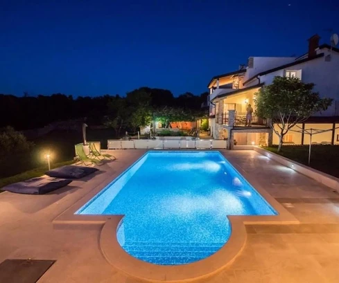 Amplia casa en venta con piscina y varios apartamentos en Croacia