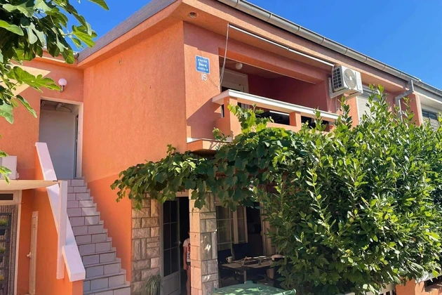 Maison d'appartements avec 4 appartements et terrain constructible à 60 mètres de la mer
