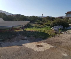 Trogir, Plano, terreno edificabile di 751 m2, con permesso di costruire per piano terra di 120 m2