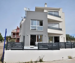 Vodice – bútorozott, két szintes lakás kerttel, 850 m-re a tengertől