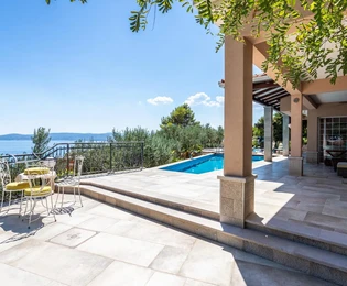 Luksuzna vila s bazenom na prodaju u Omišu