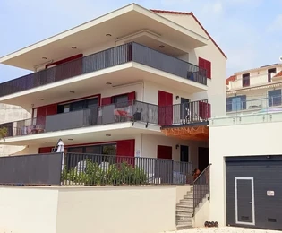 Seget Vranjica, appartamento con 2 camere da letto di 100 m2 a soli 60 m dal mare e dalla spiaggia, con vista