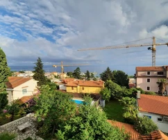 APPARTAMENTO ATTRAENTE CON VISTA MARE E GIARDINO, IN POSIZIONE TRANQUILLA, A 250 M DALLA SPIAGGIA!