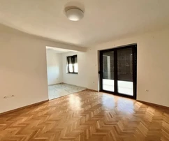 FRISSEN FELÚJÍTOTT LAKÁS A KÖZPONTBAN, 150 M-RE A STRANDTÓL!