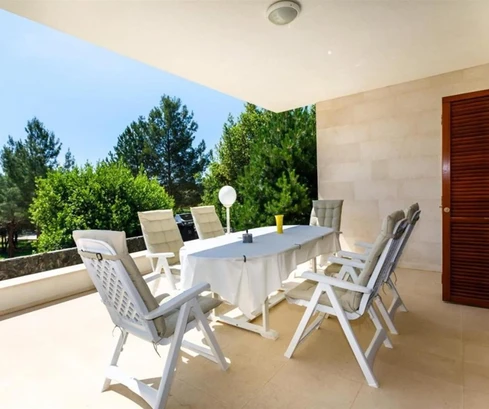 Casa de tres apartamentos en venta junto al mar en Krk, Croacia