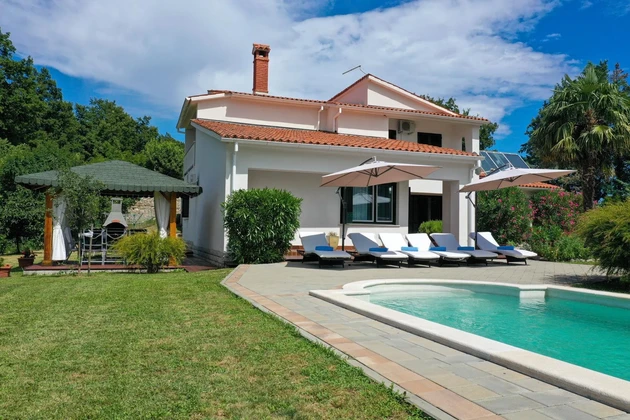 Labin, las afueras: Impresionante villa renovada con piscina y zona de bienestar<p></p>
