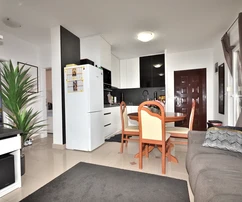 Vodice - apartamento amueblado en el primer piso, 2 dormitorios + comedor y dos terrazas, a 500 m de la playa