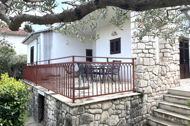 Incantevole casa a Brac con studio e giardino in vendita