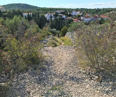 Građevinska zemljišta na Braču na prodaju u mirnom selu