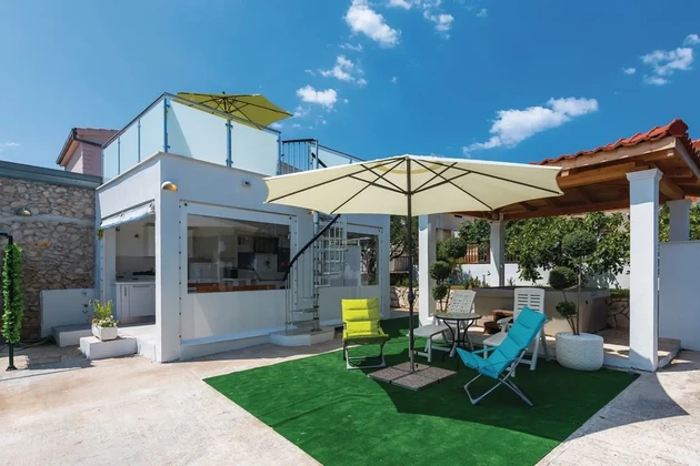 Rogoznica, Ražanj, detached house 220m2, 150m from the sea and the beach