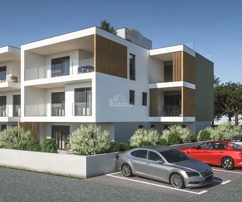 Vodice – A1-es apartman földszinten, udvarral, 800 m-re a strandtól