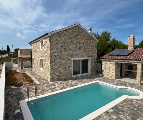 Nová kamenná vila s bazénem na prodej ve Vrsích v Chorvatsku