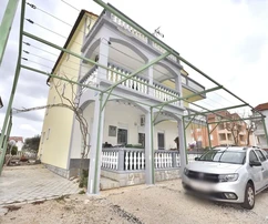 Vodice – Casa de dos plantas con 6 apartamentos, 373,15 m², a 800 m de la playa Hangar.