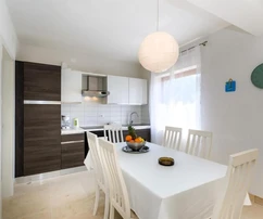 Maison de trois appartements à vendre en bord de mer à Krk en Croatie