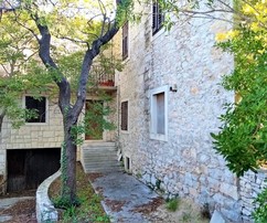 Tradizionale casa in pietra sul mare con cortile a Brac in vendita
