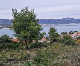 Trogir, Mastrnika, Baugrundstück 1200 m², freier Meerblick
