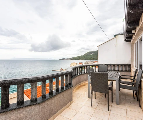 Casa de apartamentos de piedra en venta en Podgora, Croacia