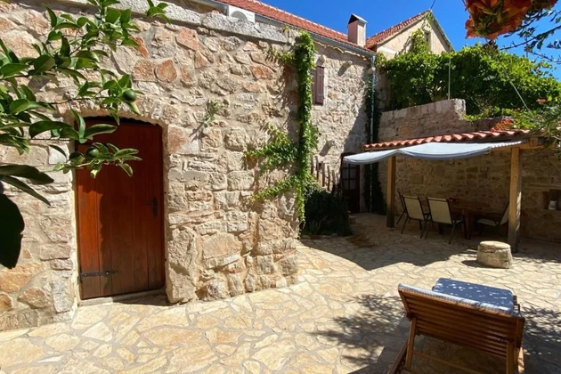 Maison en pierre avec piscine à vendre à Vrbanj Hvar en Croatie