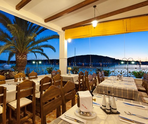 Encantadora propiedad junto al mar con restaurante en Rogoznica