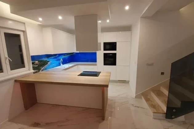 Trogir, apartamento de lujo de dos plantas, dos habitaciones, 114m2 + jardín 100m2, obra nueva,