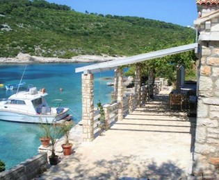 Traditionelles Steinhaus direkt am Meer in einer ruhigen Bucht auf Vis zu verkaufen