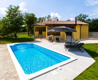 Casa a un piano con piscina in vendita vicino a Gimino in Croazia