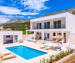 Impresionante villa blanca cerca de Omis