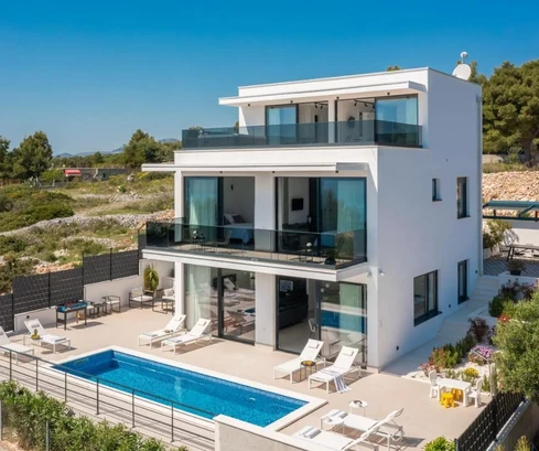 Nowoczesna willa z basenem na sprzedaż na wyspie Čiovo w miejscowości Okrug w Chorwacji