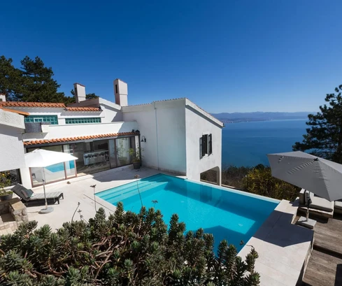 Villa con piscina infinita en venta en Opatija, Croacia