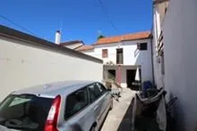 Sprzedaż domu szeregowego w Diklo z przestronnym ogrodem