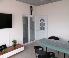 Prízemie domu s časťou dvora, južná strana, 400 metrov k moru