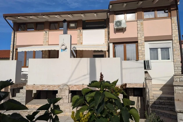 Istria, Pomer, propiedad espaciosa con 11 estudios cerca del mar