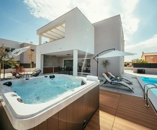 Willa na sprzedaż w Ninie z basenem i jacuzzi w Chorwacji