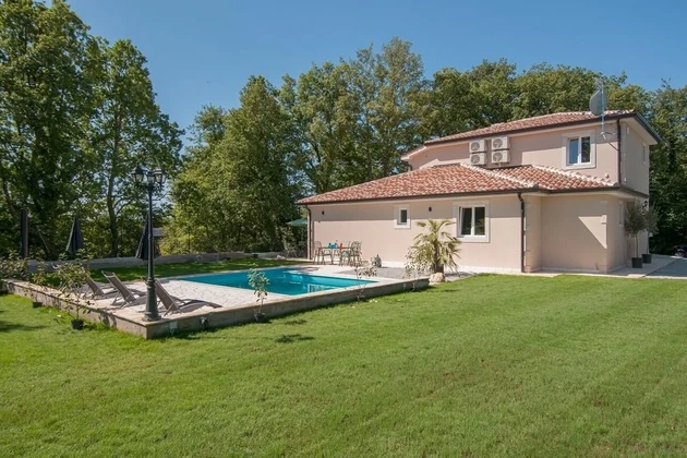 Istrien, Tinjan: Villa mit Pool und privatem Garten