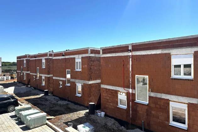 Istrie, Umag - moderní řadový dům s výhledem na moře, střešní terasa, 600 m od pláže