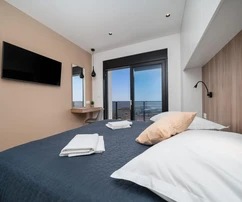 Apartamento de dos niveles con piscina en venta en Makarska, Croacia