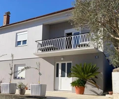 Zadar, Kali, bonita casa cerca del mar con dos apartamentos independientes