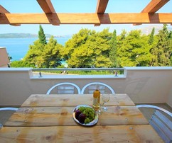 Apartment-Villa auf Čiovo mit Pool und direktem Zugang zum Strand