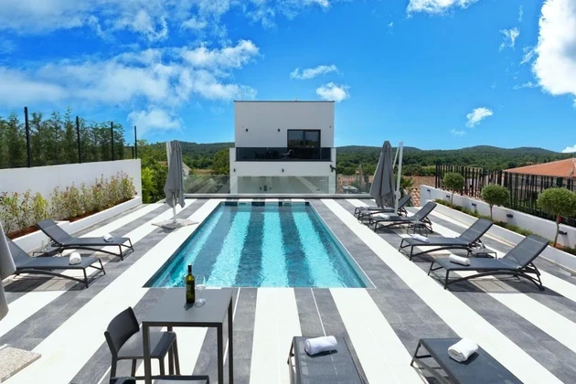 Hermosa villa moderna en un amplio jardín con piscina y vistas al mar, Sveti Lovreč, ISTRIA
