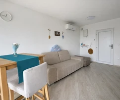 Njivice - Zařízený apartmán s výhledem na moře