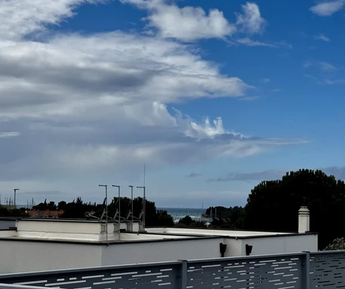 Przestronne mieszkanie z tarasem na dachu na sprzedaż w Novigrad w Chorwacji