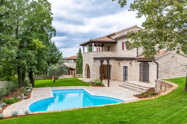 Elégante villa avec piscine à vendre à Tinjan en Croatie