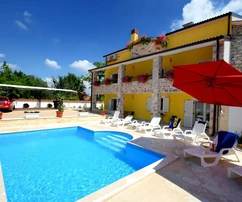 Istria, nei pressi di Višnjan, casa di appartamenti di 500 m² con piscina e 4 unità abitative
