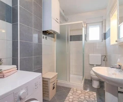 Casa independiente con cuatro apartamentos en venta en Pula, Croacia