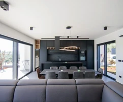 NOUVELLE VILLA DE LUXE AVEC PISCINE ET JARDIN SPACIEUX !