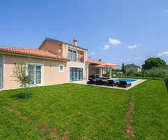 Istria, Kanfanar - Ampia casa con piscina in vendita
