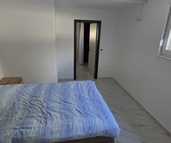 Okrug, 3pokojový byt 95 m² + zahrada 70 m², novostavba s bazénem, zařízený