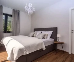 Omiš, Gata, 320 m2-es önálló villa 32 m2-es medencével, 580 m2-es telken