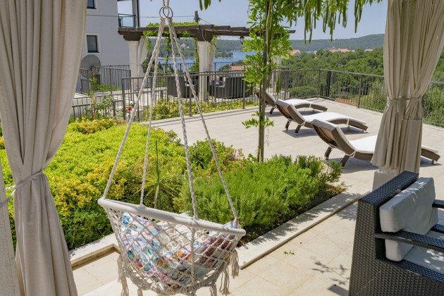Brač szigetén tengerre néző, medencés villa négy exkluzív lakással