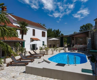 Autentica villa in pietra con piscina in vendita a Tribalj in Croazia